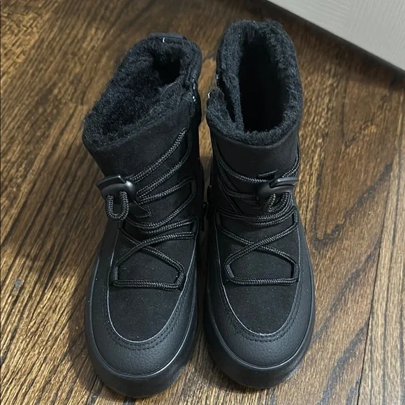 Black Fur-Lined Winter Boots - Picture 1 of 3